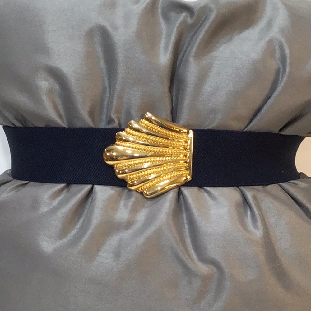 Day-Lor Stretchy belt with golden oyster shell shaped clasp